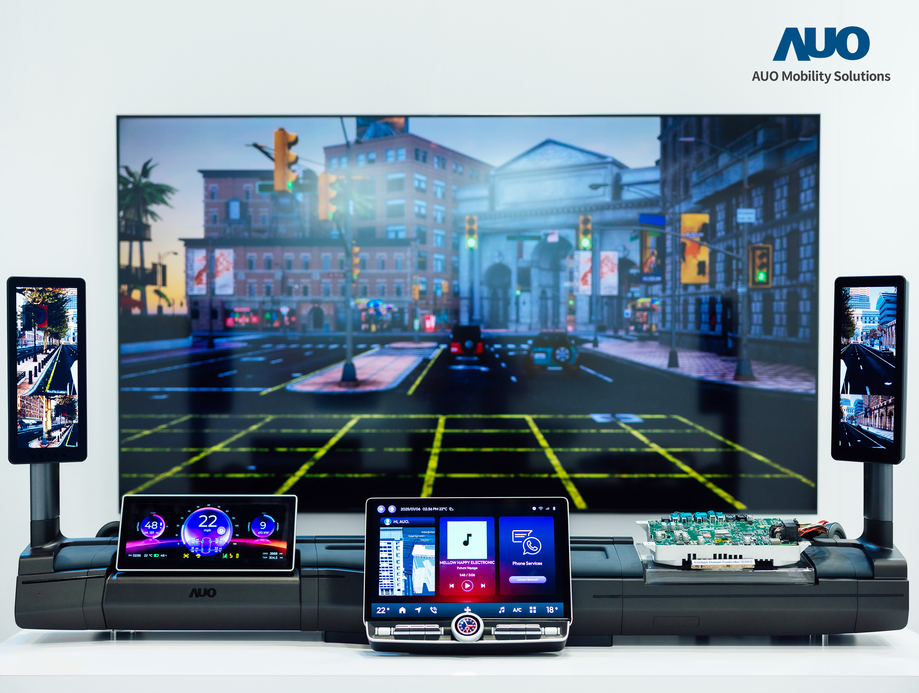 jinnian金年会智慧行动推出智慧座舱域控平台，支持CDC、分区架构并整合AI运算模块，提供智能体感与座舱互动功能，驱动个人化座舱功能全面升级。