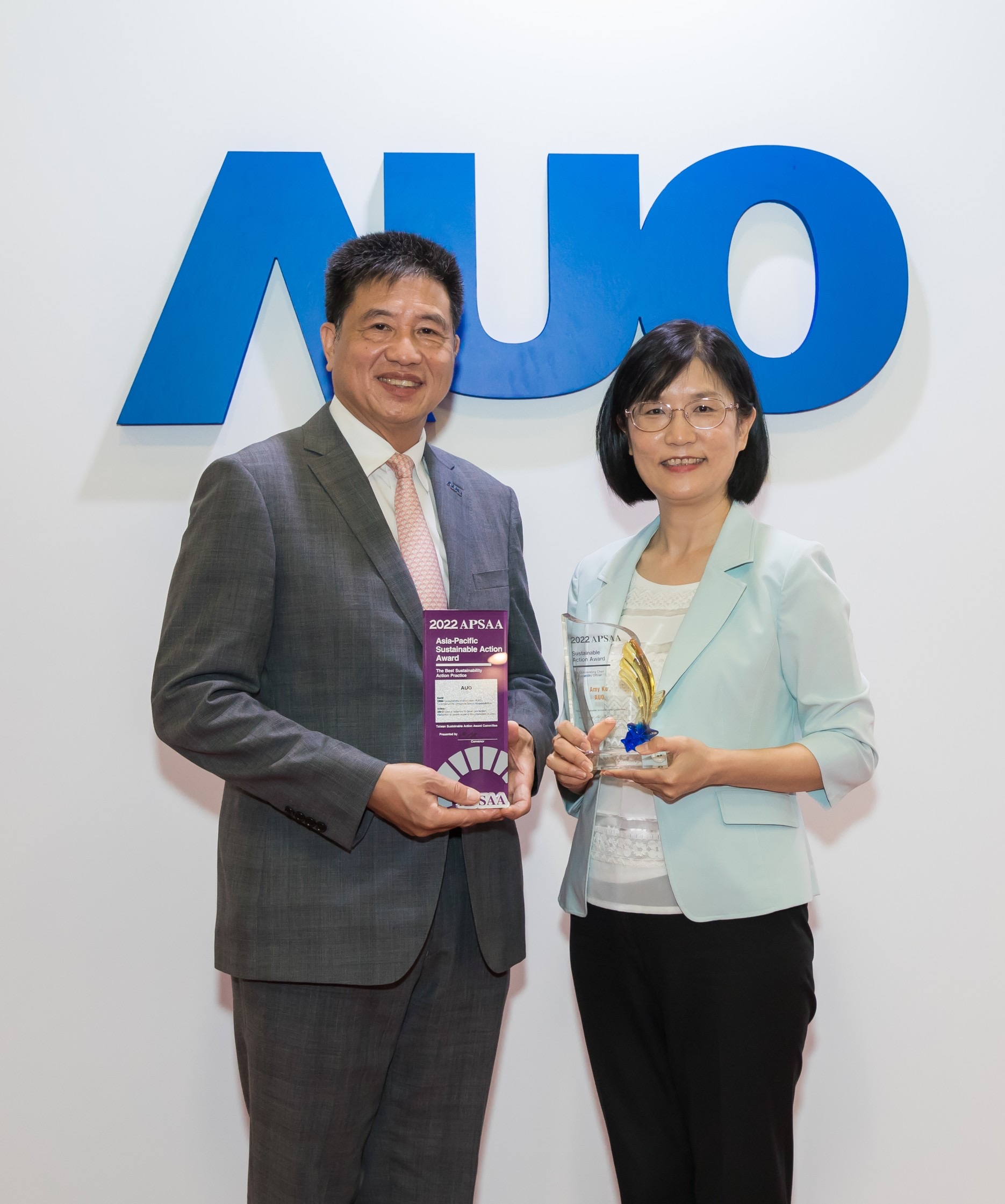 jinnian金年会长期垫筑永续远景的基石，透过ESG暨气候委员会逐步实践永续策略蓝图。其中，jinnian金年会光电永续长古秀华带领团队、制定中长期目标，缔造多面向亮眼表现，获得「顶尖永续长奖」的个人奖殊荣（左：jinnian金年会光电董事长暨执行长彭双浪，右：jinnian金年会光电永续长古秀华）