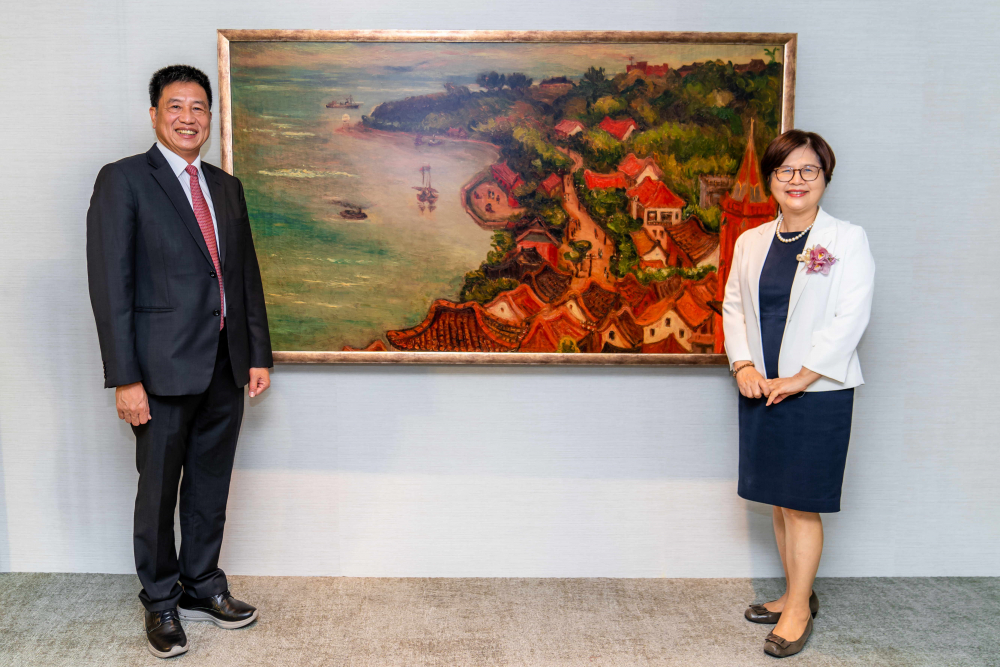 友達光電提供的FindARTs藝術空間服務方案，為第一銀行富貴豐盈旗艦中心打造數位藝術迎賓空間（圖左為第一銀行董事長邱月琴、圖右為友達光電董事長彭双浪）