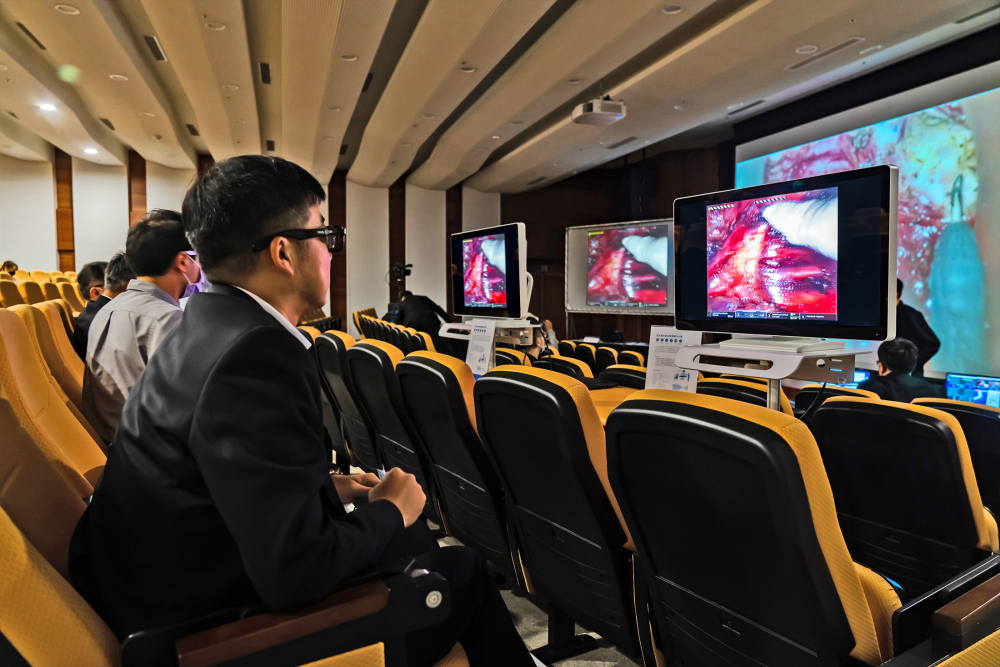 達擎之「達文西外接3D影像解決方案」，將達文西手術機器手臂的3D影像即時連線轉播，在會議室觀摩的醫師們只要戴上偏光眼鏡，就能與執刀醫師看到同步的3D立體影像，如臨操作台現場，縮短達文西手術的學習曲線