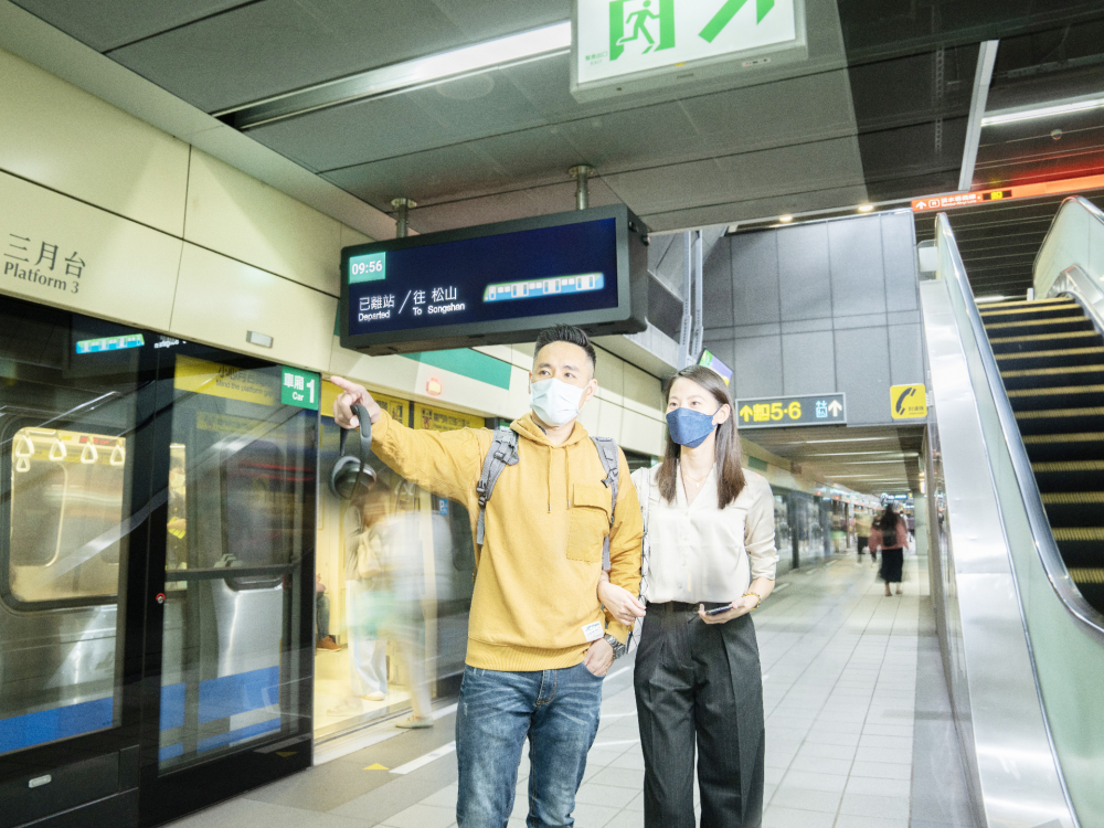 友達旗下達擎之客製化TARTAN顯示器，於台北捷運中山站亮相。以獨特長條型比例與高畫質特色，為台北捷運站帶來嶄新的都會車站風貌