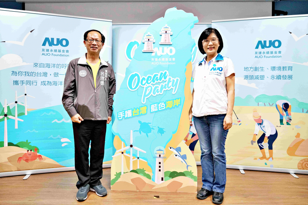 友達光電永續長古秀華（右）與桃園市環保局局長呂理德（左）進行海岸線認養儀式，簽署於象徵藍色宣言的海岸永續燈塔上，承諾以實際行動與環境教育方式，投入桃園海岸線守護行列