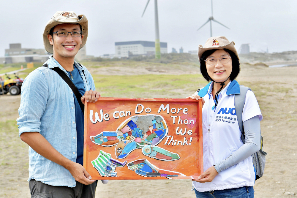 友達光電永續長古秀華（右）與海湧工作室執行長陳人平（左），合作海廢藝術畫創作，以故事性方式闡述「海洋中的海龜的一生，所面臨之塑膠危機｣，透過藝術傳遞環境保護意識