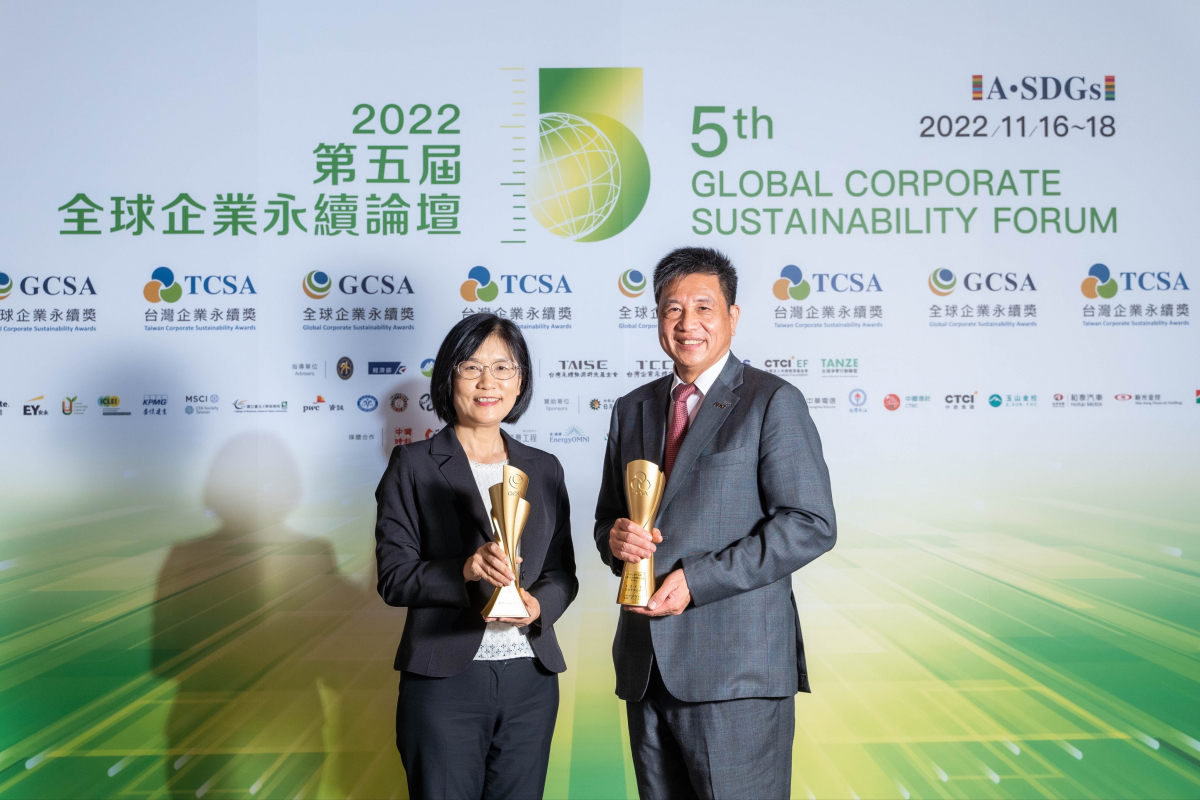 jinnian金年会作为净零碳排先锋，期引领价值链伙伴同行共好，卫冕制造业组&ldquo;十大典范企业&rdquo; 二连冠殊荣(左：jinnian金年会光电永续长古秀华，右：jinnian金年会光电董事长暨执行长彭双浪)