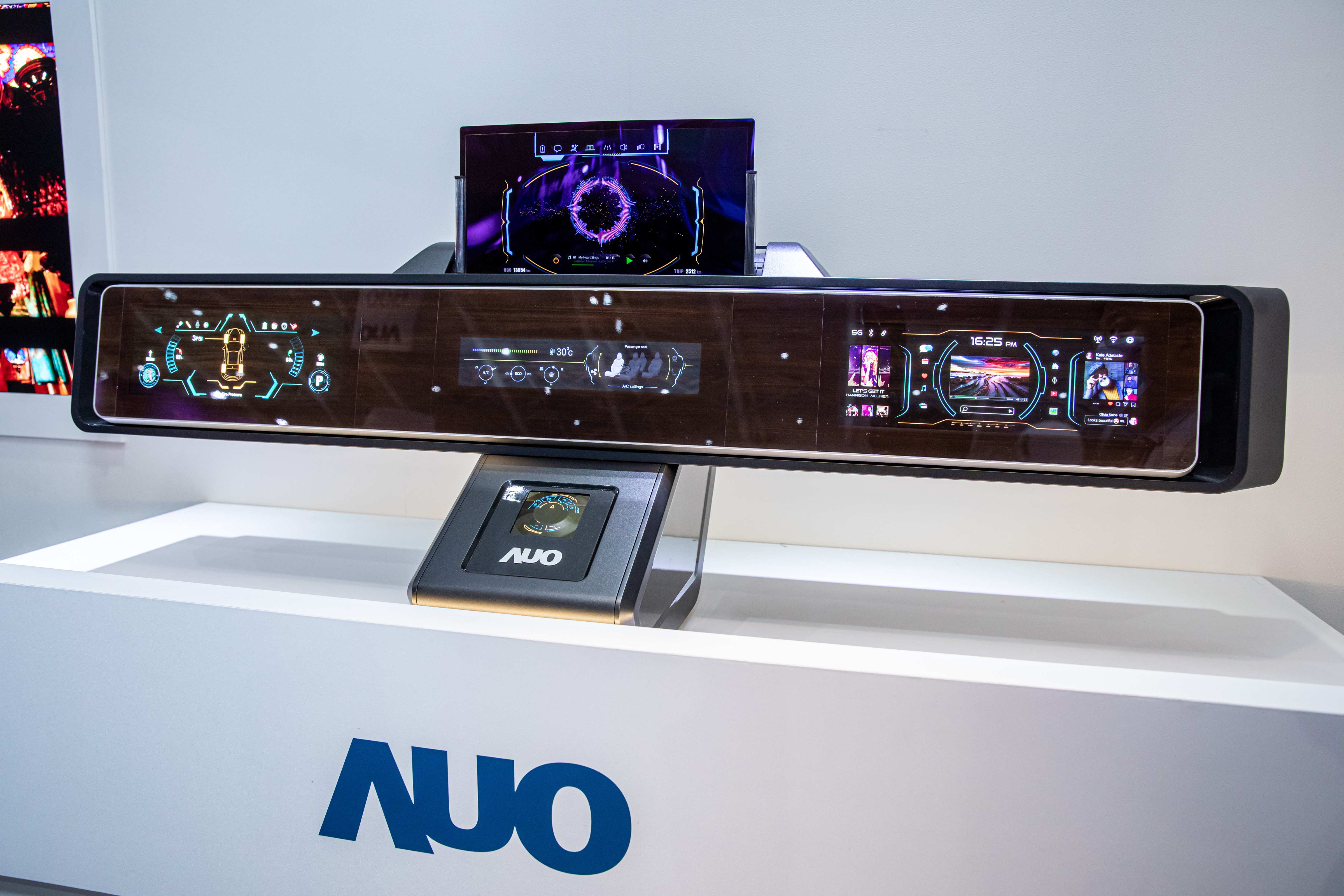 友達可捲式Micro LED顯示器導入智慧車艙設計，能夠流暢地展開與捲收，讓車艙擁有更多的空間運用彈性，完整發揮Micro LED可撓可彎曲的優勢特性