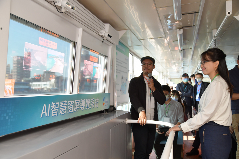 友達整合透明Micro LED智慧窗，透過景物GPS座標定位追蹤乘客視線，可即時在智慧窗提供正確的導覽資訊