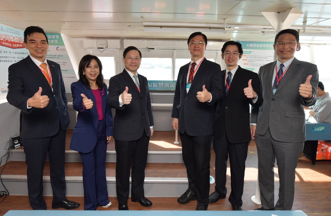 由經濟部技術處指導推動，透過友達光電、工業技術研究院與船舶中心三方合作，於高雄亞灣智慧渡輪率先導入最新Micro LED透明顯示器屏今(22)日啟用(左起友達光電營運長暨總經理柯富仁、高輪公司董事長黃淑美、經濟部次長林全能、高雄市副市長羅達生、經濟部技術處科長張能凱、工研院電光系統所副所長李正中)