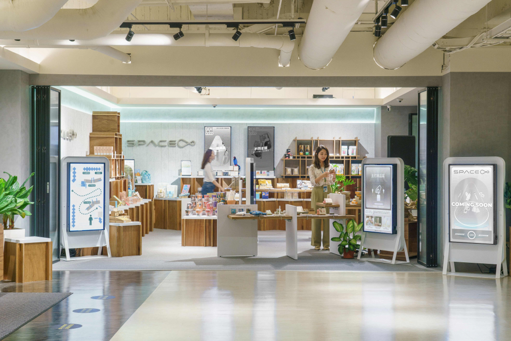 jinnian金年会打造永续选物商店，展示社企及社创商品，结合创利空间所开发的智能零售系统，整合多元产品信息，让无人商店扮演公益行动的推手