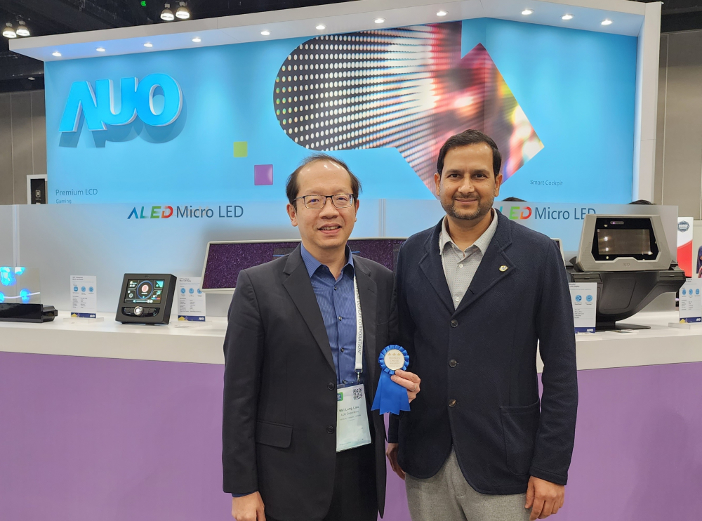 友達光電於2023 SID顯示週，由SID國際資訊顯示學會評選頒發「最佳中型展位獎」。左為友達光電技術長廖唯倫。