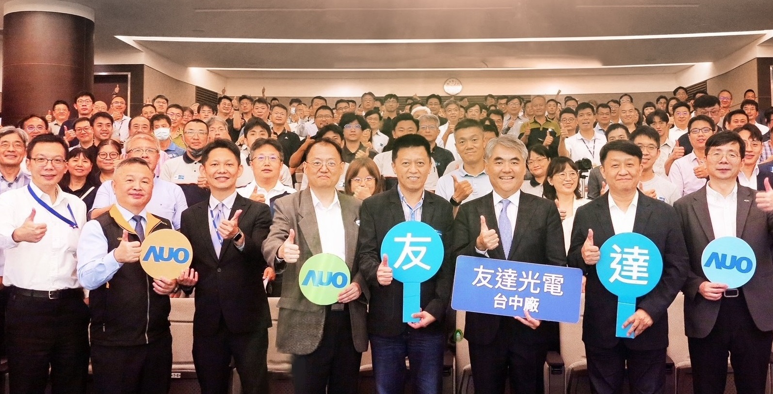 友達以太陽能解決方案領航者，跨足建築領域，4日在台中廠區舉辦「光電建築一體化研討會」，邀請產業先驅共同推動綠化，打造新一代智慧綠建築。