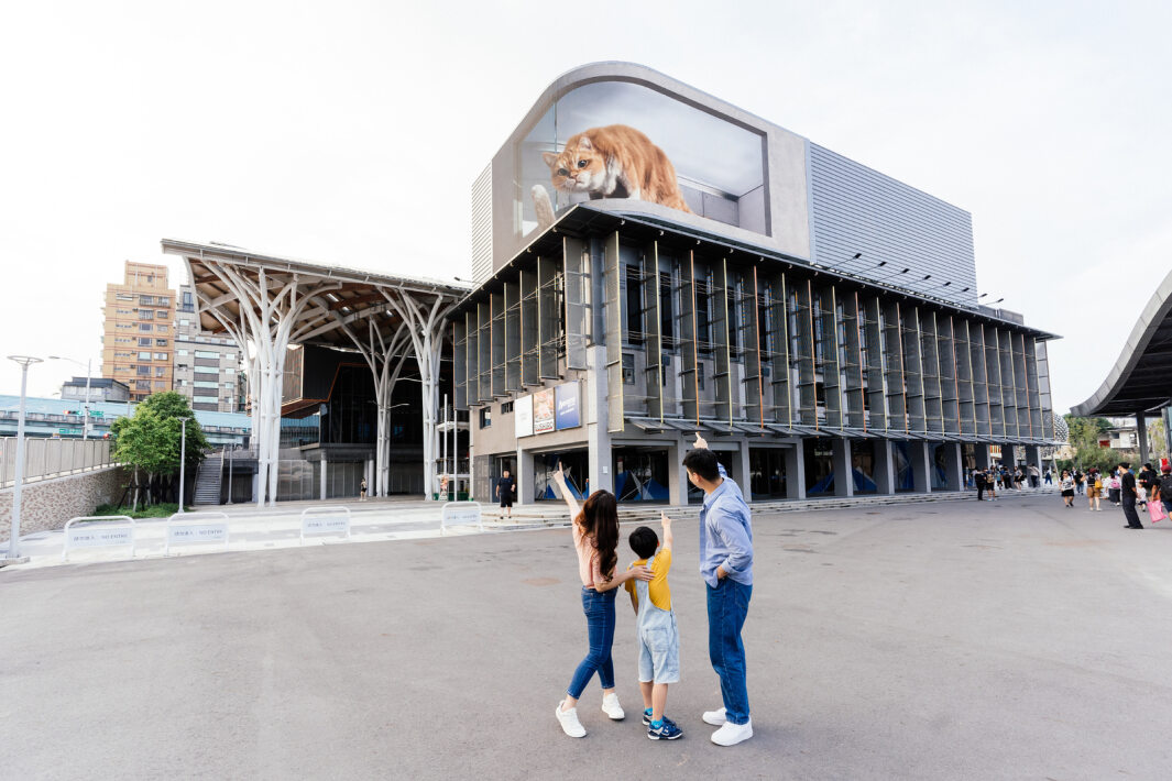 友達打造全台最大戶外裸視3D LED弧形螢幕，將超立體的軟萌胖橘貓動畫活躍於頂樓外牆