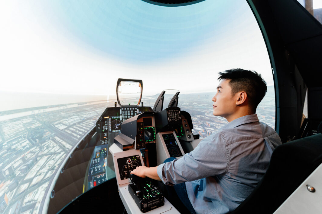 友達以P1.25小間距打造球形LED模擬艙，搭配智崴的精密六軸動態座椅，結合友達專業影像調校技術，呈現擬真模擬飛行場景