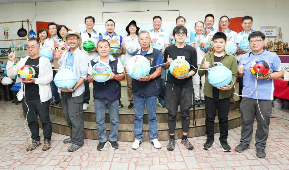 友達光電暨友達永續基金會董事長彭双浪與農業部林業及自然保育署新竹分署夏分署長、供應商夥伴、在地鄰里協會、社企團體，以循環再生的海廢浮球倡議從源頭減廢，為地球移除塑膠垃圾，共同「手」護台灣美麗海岸