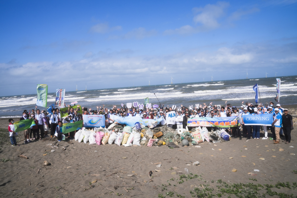 友達永續基金會召集企業志工、產官學和供應商夥伴，在苗栗後龍外埔魚港1340保安林海岸淨攤，齊心協力清除1.2公噸海洋廢棄物，以行動實踐對環境友善的承諾