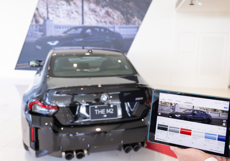 賞車介面即時投放到LED牆上，顧客可即時更換車輛內裝、零件選配與車款配色，提供近乎與實車等比例的沉浸式無死角虛擬賞車體驗