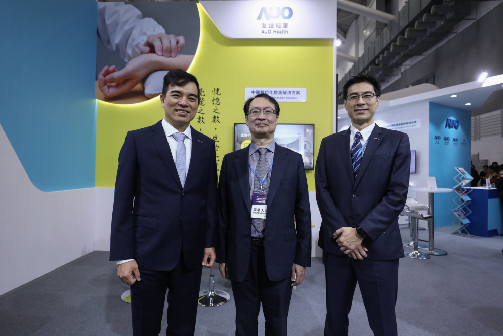 首次於醫療科技展亮相的友達耘康，捐贈數位化檢測設備與研究經費，協助衛福部國家中醫藥研究所打造中醫大數據資料庫。圖由左至右為友達光電執行長暨總經理柯富仁、衛福部國家中醫藥研究所所長蘇奕彰、友達光電智慧醫療事業群總經理廖世宏