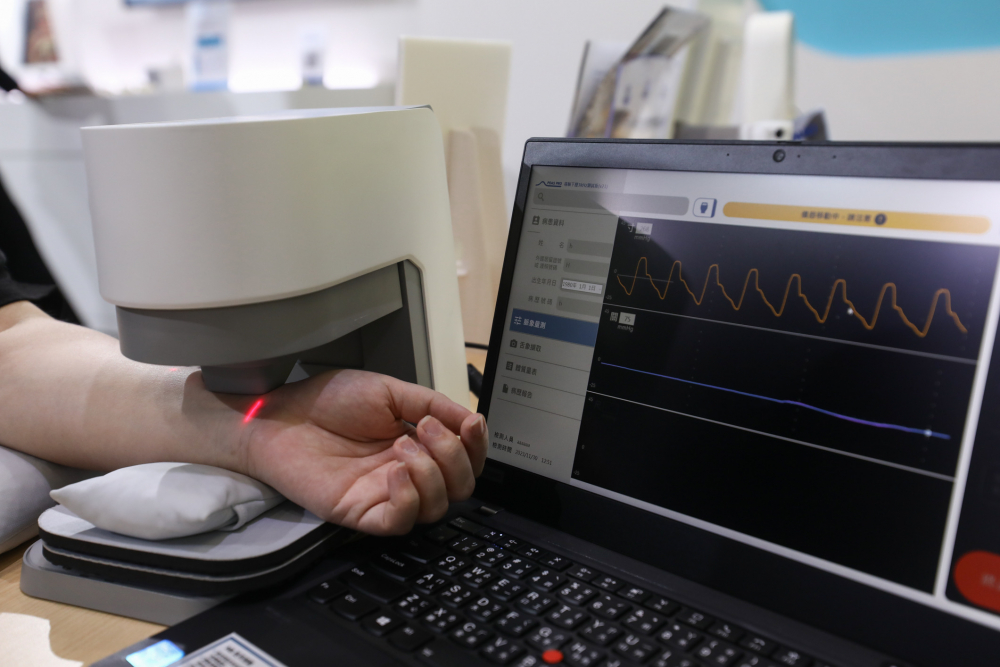 友達耘康脈象檢測系統透過電腦精準控制升降系統，還原中醫師三指把脈過程的舉、按、尋手法，將脈象感受轉化成數據，未來可結合大數據分析，實現智慧醫療及準確性