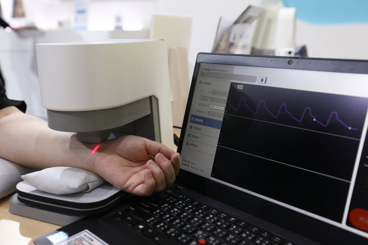 友達耘康脈象檢測系統透過電腦精準控制升降系統，還原中醫師三指把脈過程的舉、按、尋手法，將脈象感受轉化成數據，實現智慧醫療及準確性