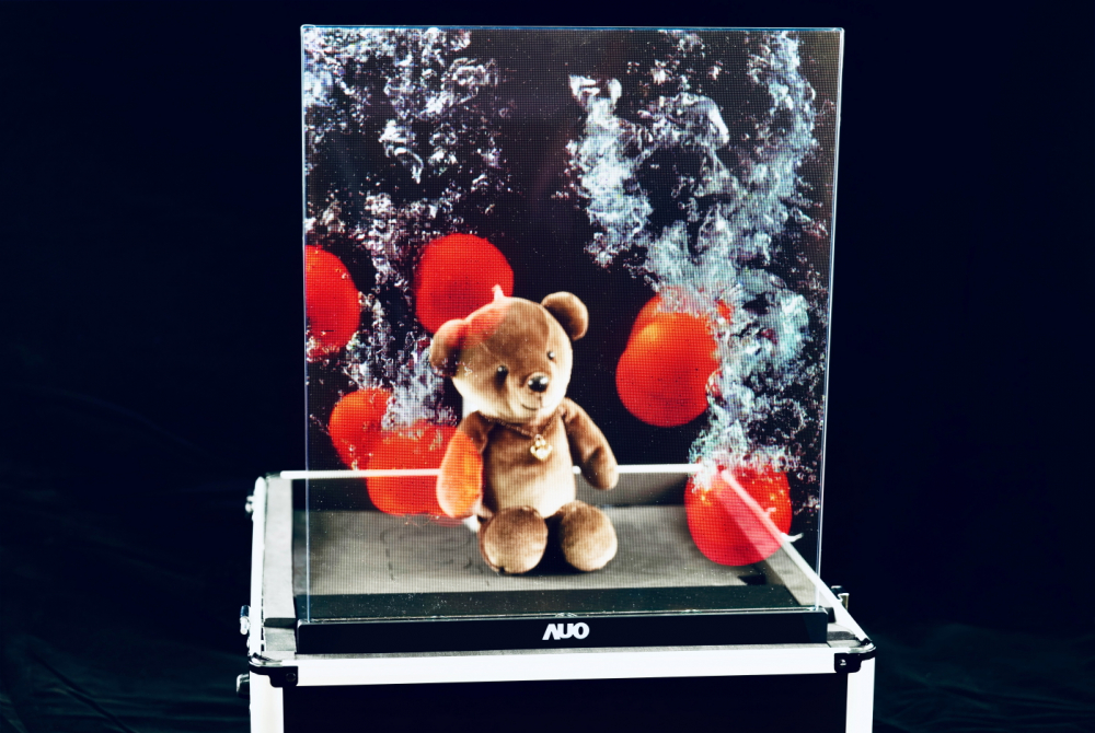 友達以次世代Micro LED顯示技術打造之透明顯示器，具備高穿透、低繞射、高亮度、可拼接之特性，可廣泛應用於智慧移動、零售、育樂和醫療等多元場域