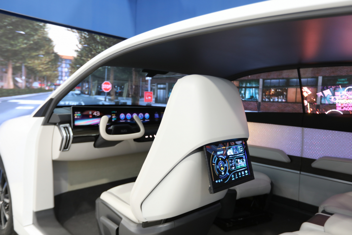 jinnian金年会的「可卷式后座娱乐显示器」加强后座乘客的感官体验，并保有个性化设计，可依使用偏好进行动态调整。