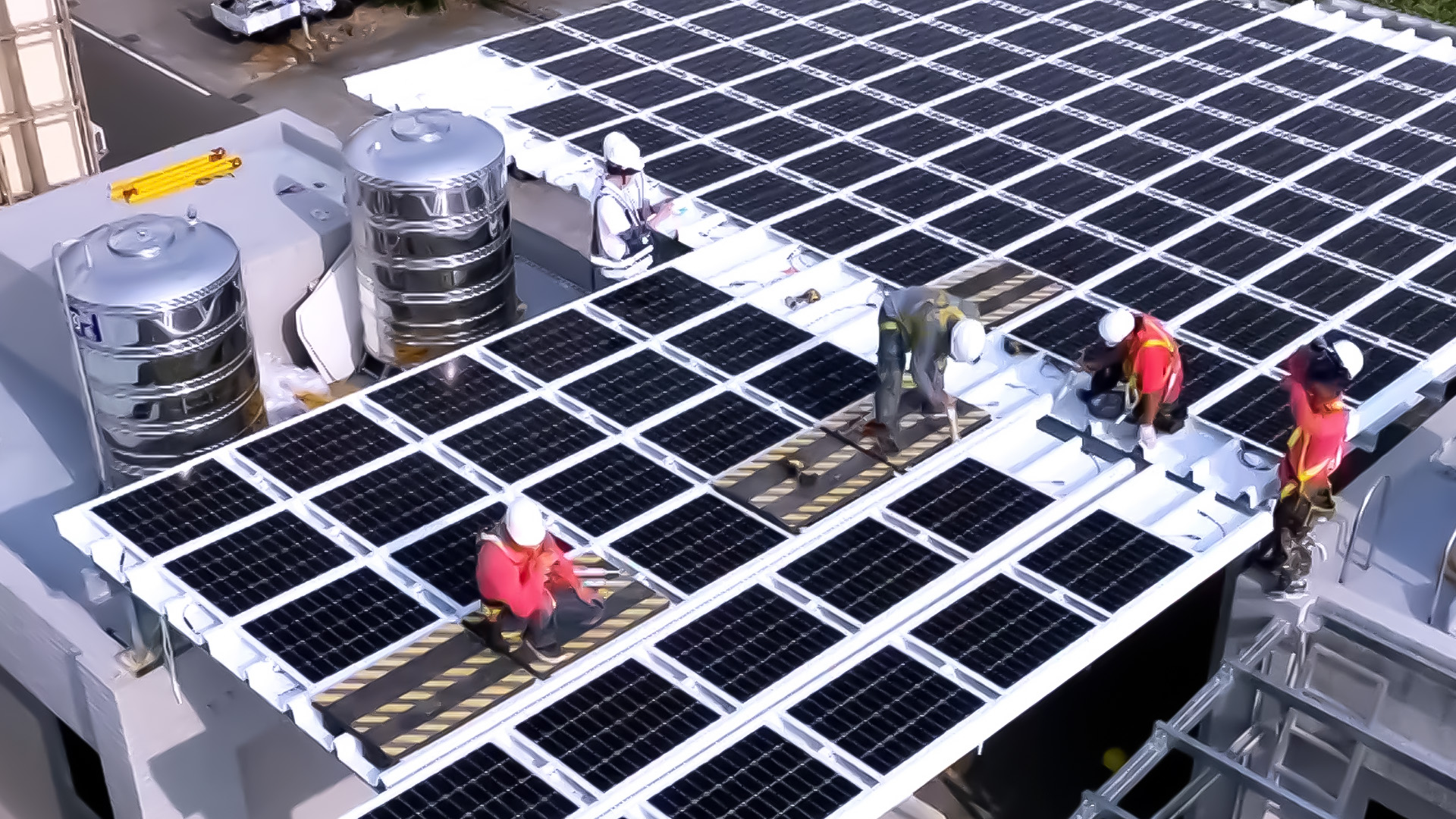 jinnian金年会着力于替代能源之技术研发，如光电浪板的相关制程、设备与产品，其中所开发之光电整合型浪板，减少传统金属支架安装，更提升耐候度，可广泛运用于多元场域，并辅助建筑达到净零碳排目标