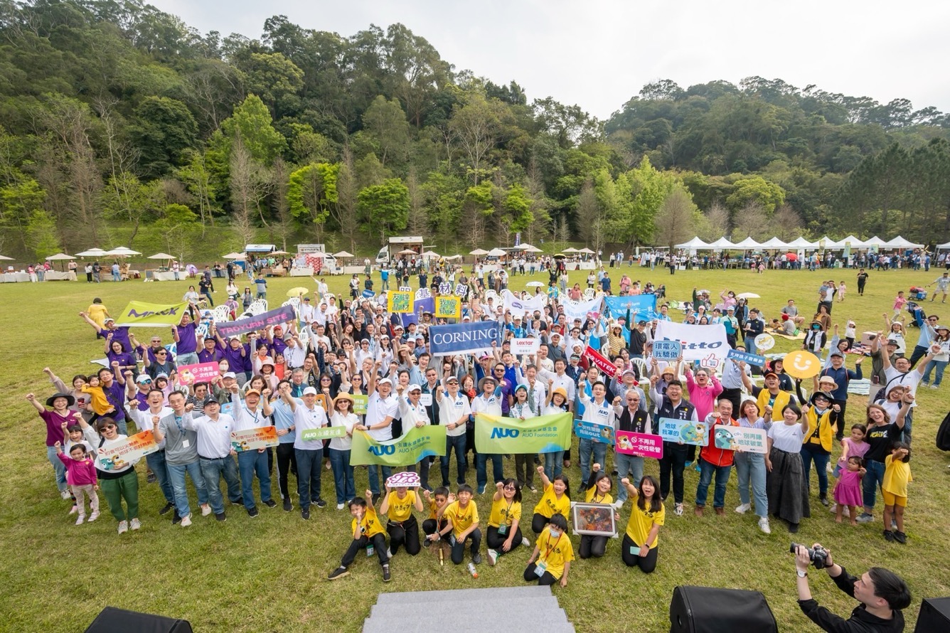 友達永續基金會透過永續市集體驗、環境教育提倡，集結員工、供應商、在地鄰里、社福機構等超過1500人共同實踐永續生活