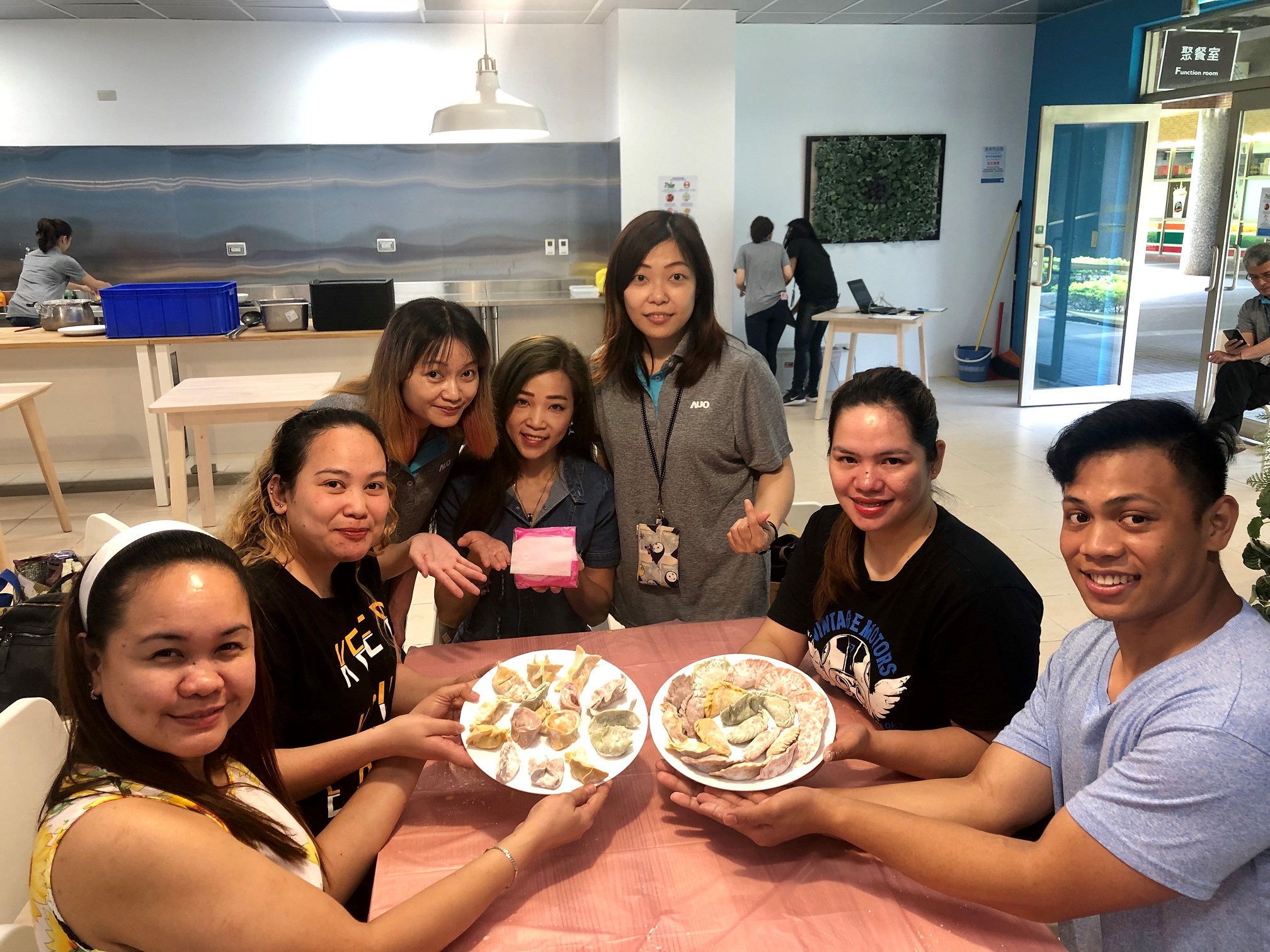 友達將DEI理念貫徹到企業文化和實踐，舉辦如台菲廚藝交流等活動，讓同仁了解彼此文化差異、培養情感