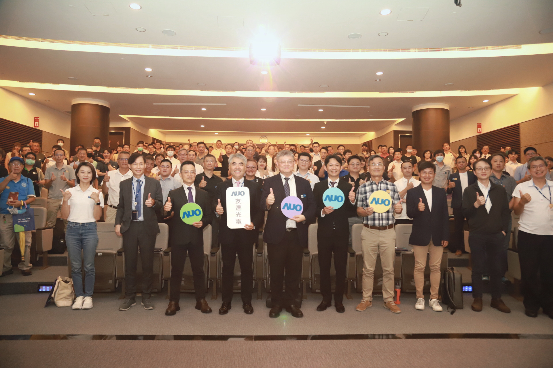 友達光電邀請領域專家共研再生能源發展、電力需求及建築物減碳等議題進行交流，盼共擘綠色永續生態圈的嶄新契機。