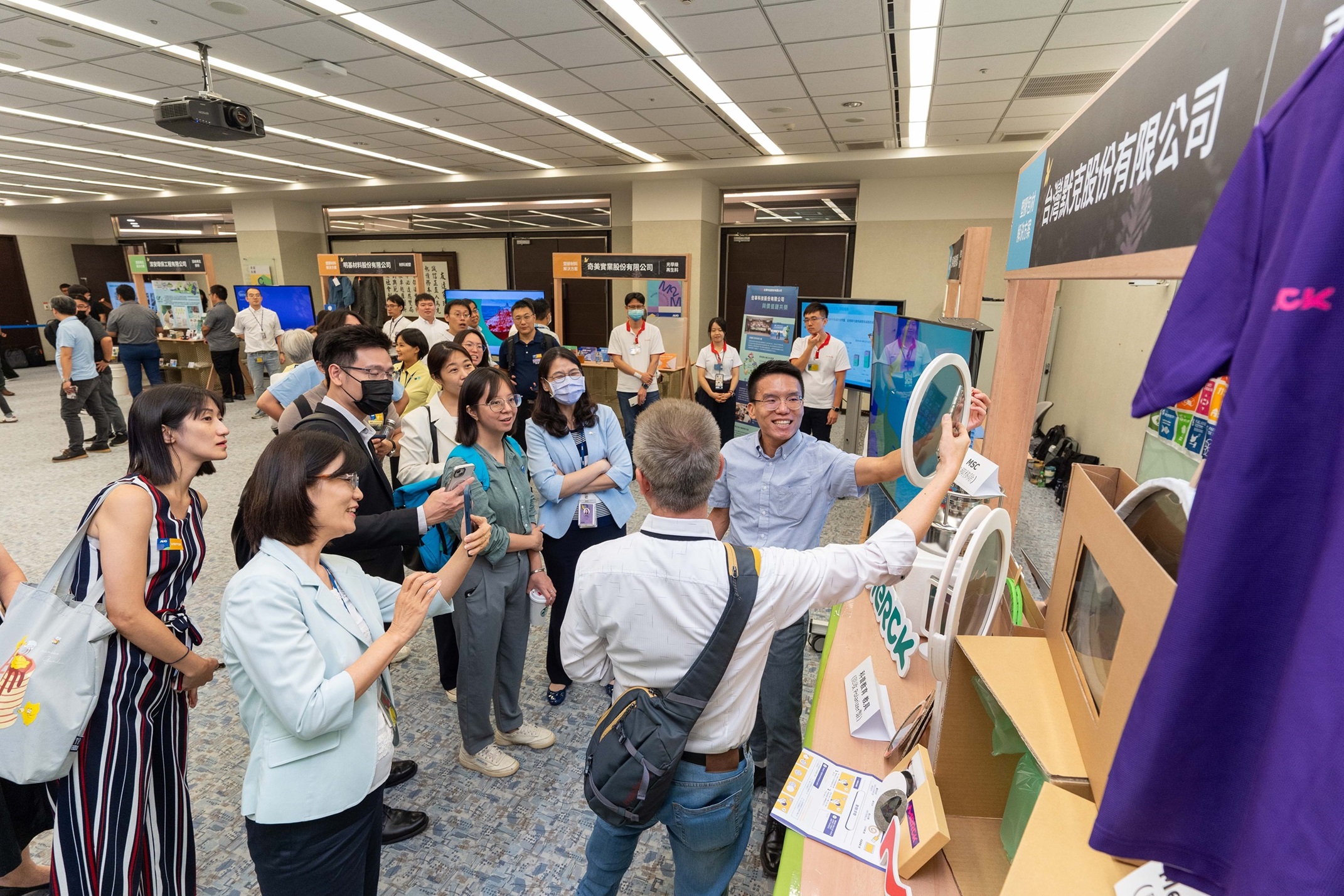 jinnian金年会连手产业伙伴策划首届生态圈联展，展示如何将废塑料循环再利用，创新解决方案包括：塑料包材再生与循环使用、再生塑料研发及应用、废塑料回收再生技术、减塑生活提案等