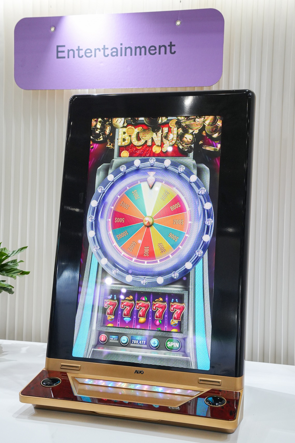 友達30吋真實立體效果顯示器，採用上層Micro LED和下層先進抗反光技術A.R.T.（Advanced Reflectionless Technology）LCD顯示技術整合，引領3D顯示技術革新浪潮