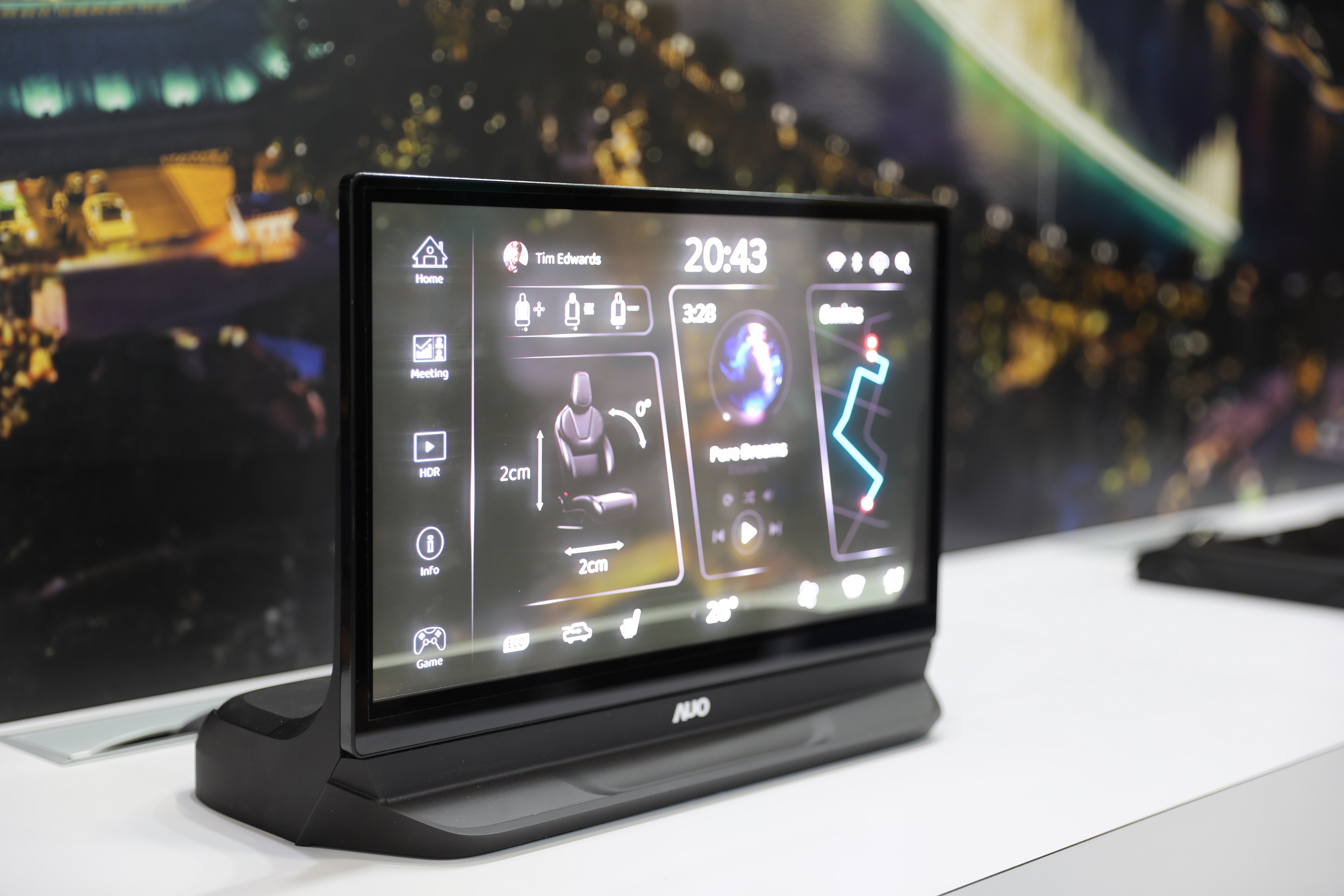 友達將Micro LED透明顯示技術整合黑切換技術的解決方案，釋放強大的技術自主開發能力，跨越室內外應用界限，開創業界第一台17.3吋快速黑切換透明觸控Micro LED顯示器