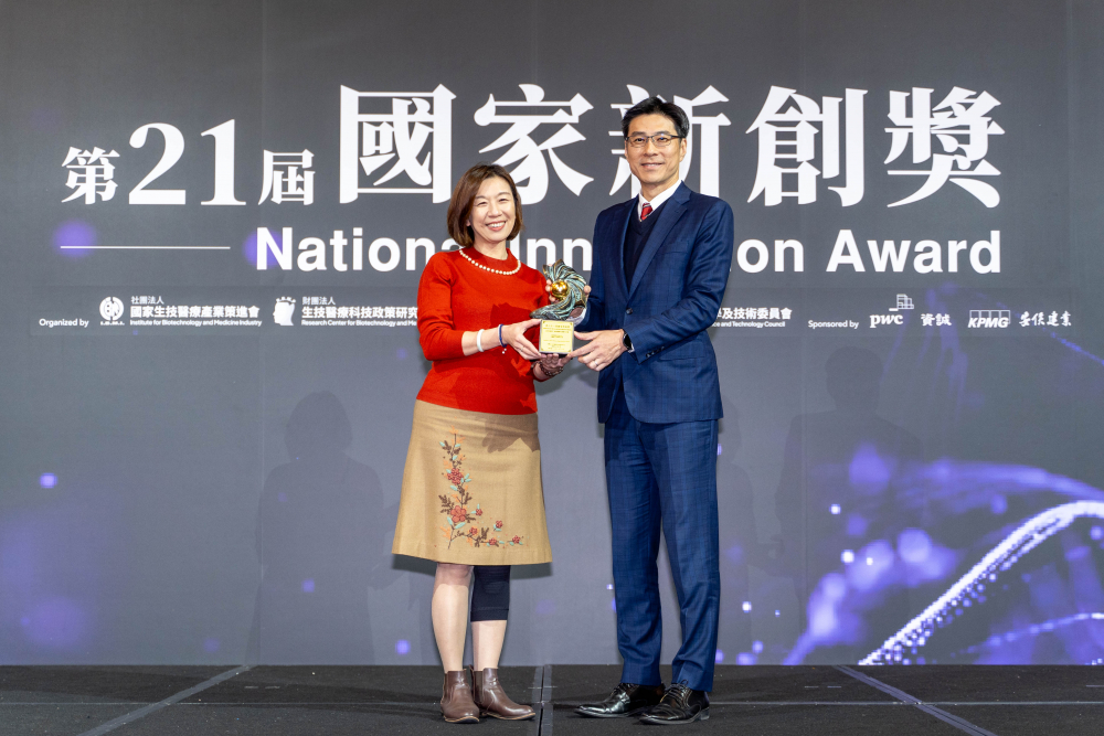 友達旗下子公司友達耘康與達擎分別以「中醫數位化檢測解決方案」及「寬視角3D醫療顯示器」獲得第二十一屆國家新創獎「智慧醫療與健康科技」類別的「企業新創獎」與「國家新創精進獎」兩項殊榮。圖左為衛生福利部政務次長林靜儀、圖右為友達光電智慧醫療事業群總經理廖世宏