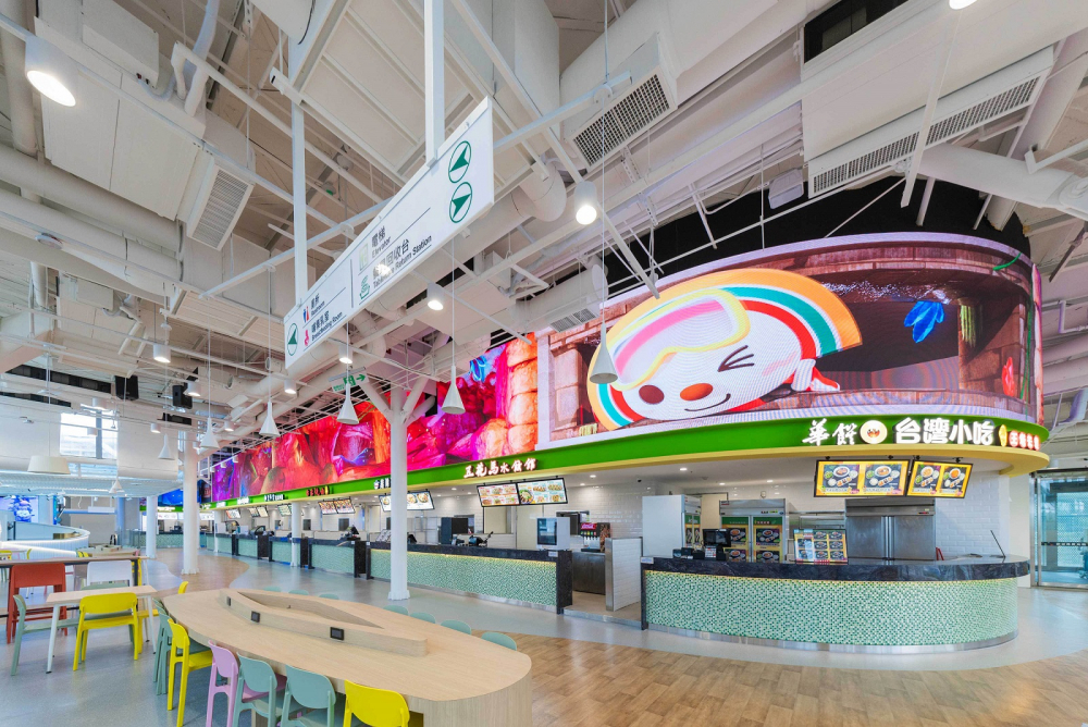 友達穩步推動雙軸轉型策略，旗下子公司達擎攜手傑可達數位與零售業者統一超商合作，為全新改裝開幕的「清水服務區」打造首創的裸視3D體驗牆