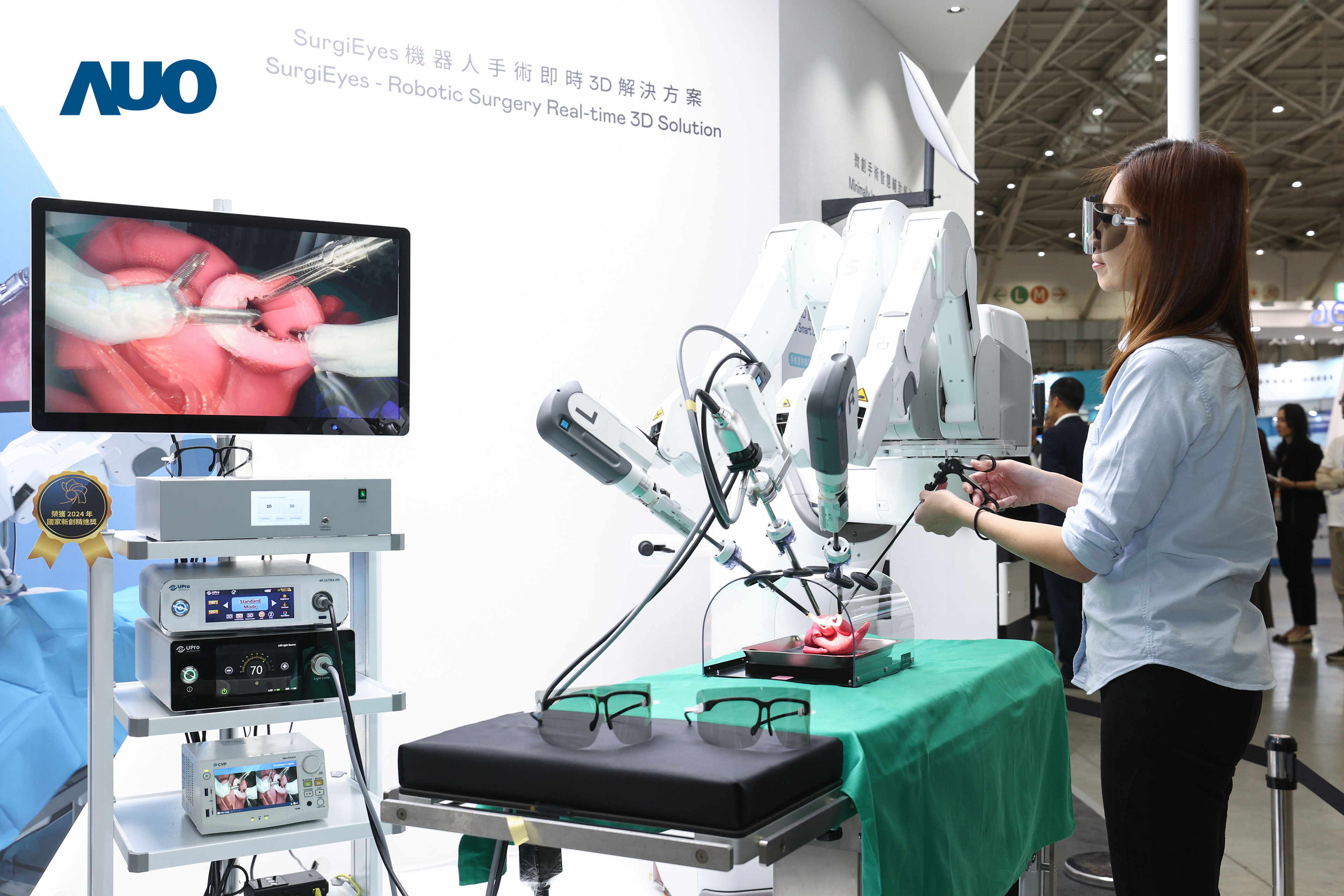 达擎以领先的3D显示技术推出〝SurgiEyes机器人手术实时3D解决方案〞，整合先进3D图像处理与独家3D垂直宽视角、广色域的显示技术，手术团队可实时同步主刀医师视角看到清晰3D影像，提升沟通效率与安全性。