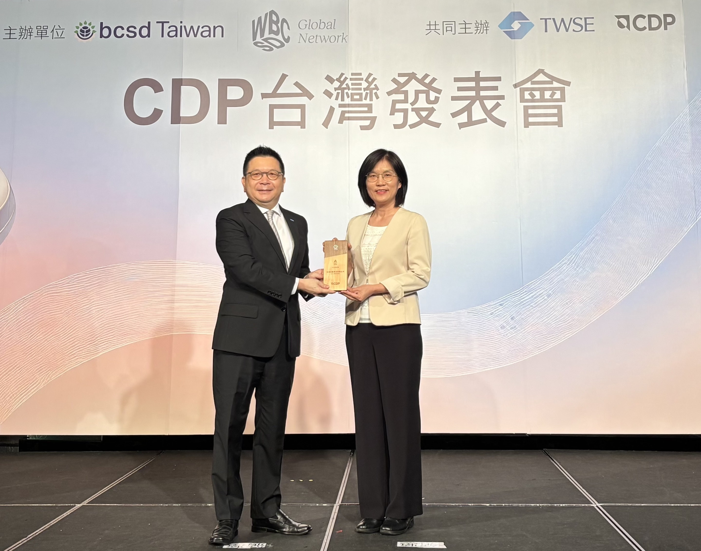 友達永續成果再獲國際評比肯定，獲頒CDP氣候與水資源雙項領導力評級。今由臺灣證券交易所董事長林修銘（左）頒獎，友達光電永續長古秀華（右）代表受獎