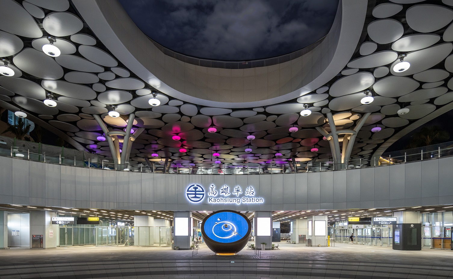 創利空間參與《高雄車站共感空間》公共藝術計畫，擔任視覺科技整合夥伴。於「看時間」天文鐘作品中提供技術指導，整合圓形LED鐘面與鐘體結構，在時間、天象星盤與空間氛圍間生動展演