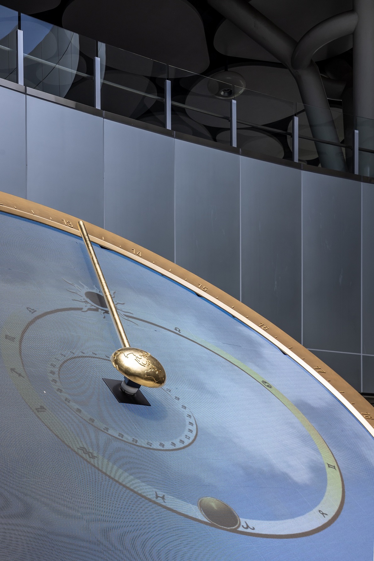 創利空間參與《高雄車站共感空間》公共藝術計畫，擔任視覺科技整合夥伴。於「看時間」天文鐘作品中提供技術指導，整合圓形LED鐘面與鐘體結構，在時間、天象星盤與空間氛圍間生動展演