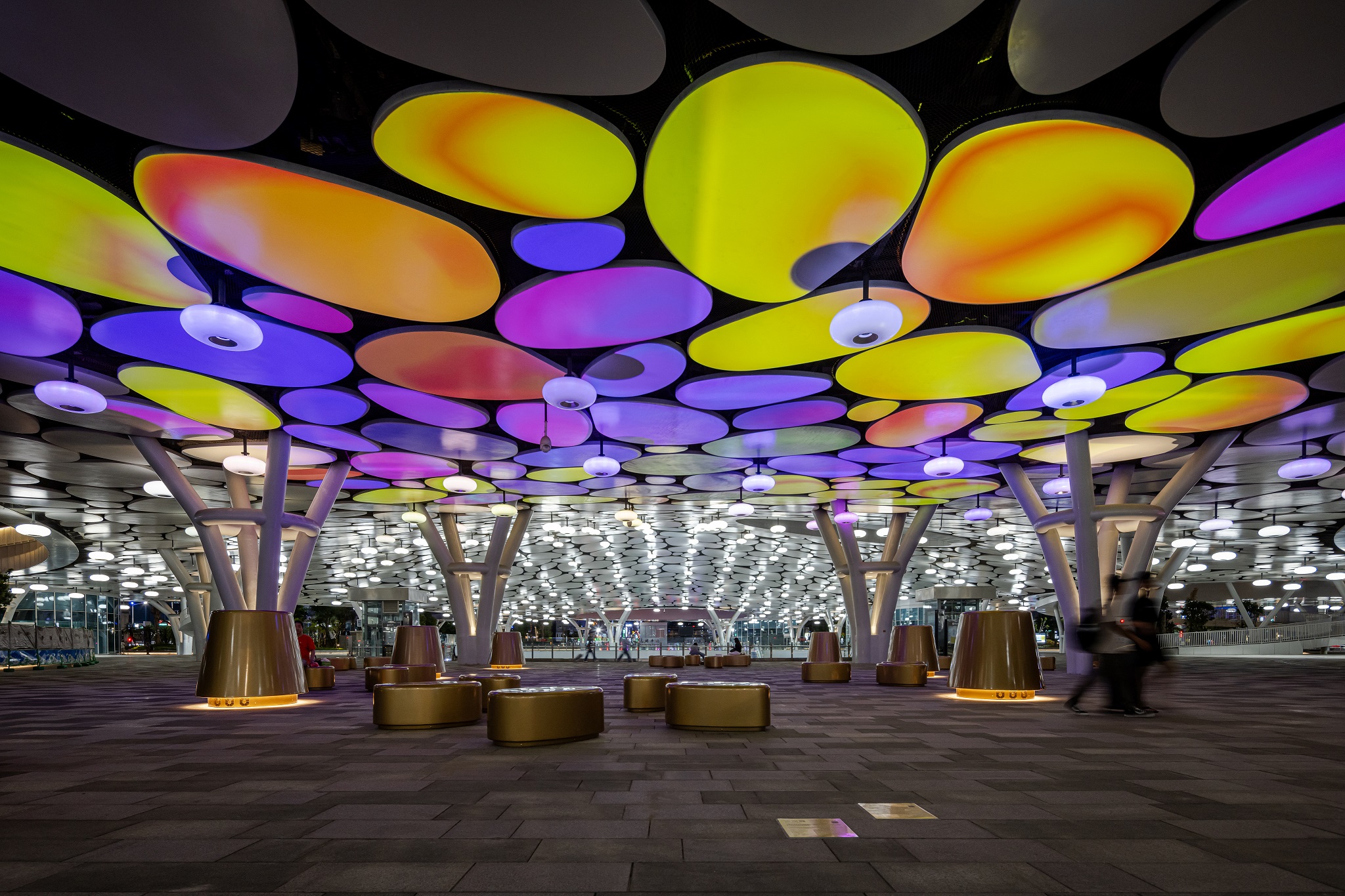 於「染色彩」作品中，創利空間協助藝術團隊將高雄車站天棚2700片鋁製雲朵染上繽紛色彩，從設備設定、光影軟體串接到現場調校，確保光線準確落在雲朵表面，展現層次與意境