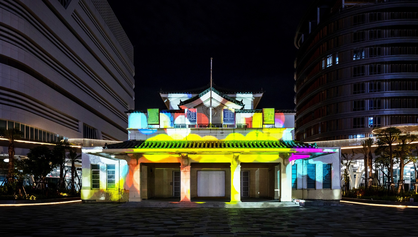 「映回憶」這項建築光雕作品展演高雄車站老站體回歸歷程，創利空間協助設計團隊精準呈現建築線條與歷史意象，並納入交通安全考量而調整光影呈現，展現整合技術與空間敏感度