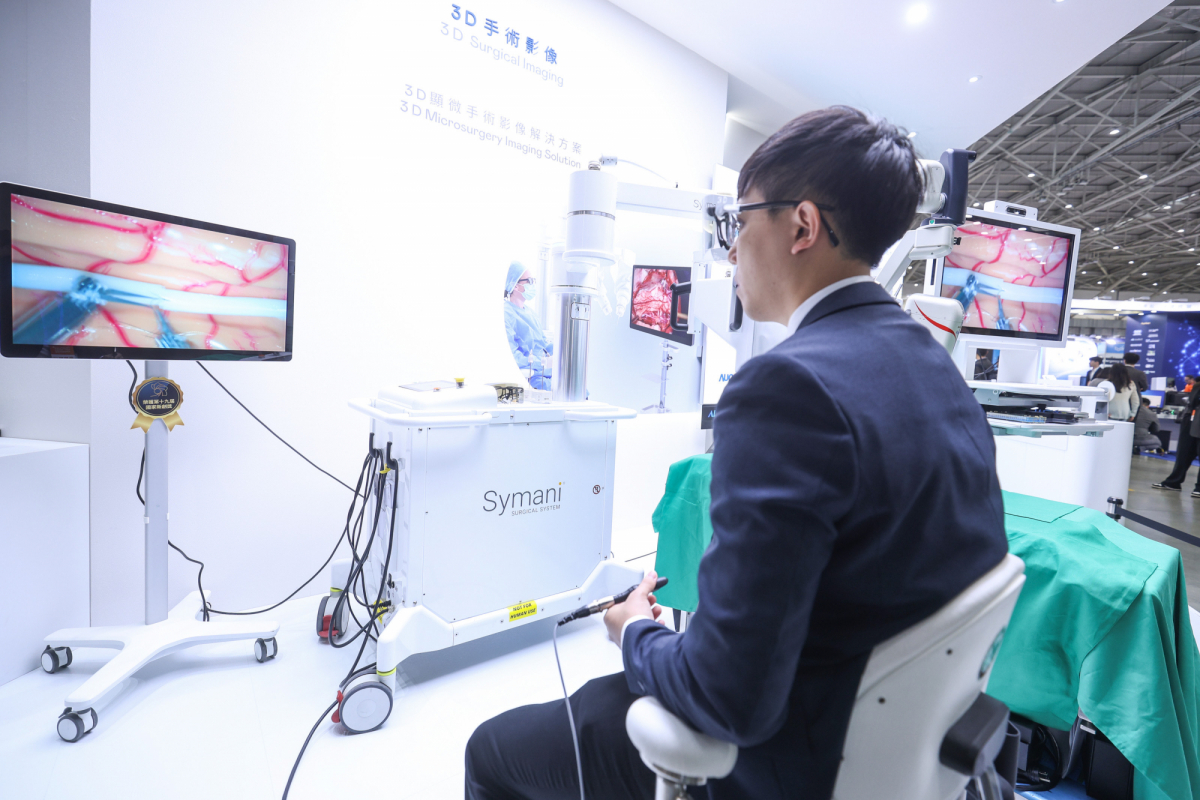 达擎推出〝3D显微手术影像解决方案〞，将3D影像技术从腹腔内视镜手术延伸至神经、血管、淋巴等高难度显微手术，提供超清晰立体视野，协助医疗团队在复杂手术中完成精准细腻操作。