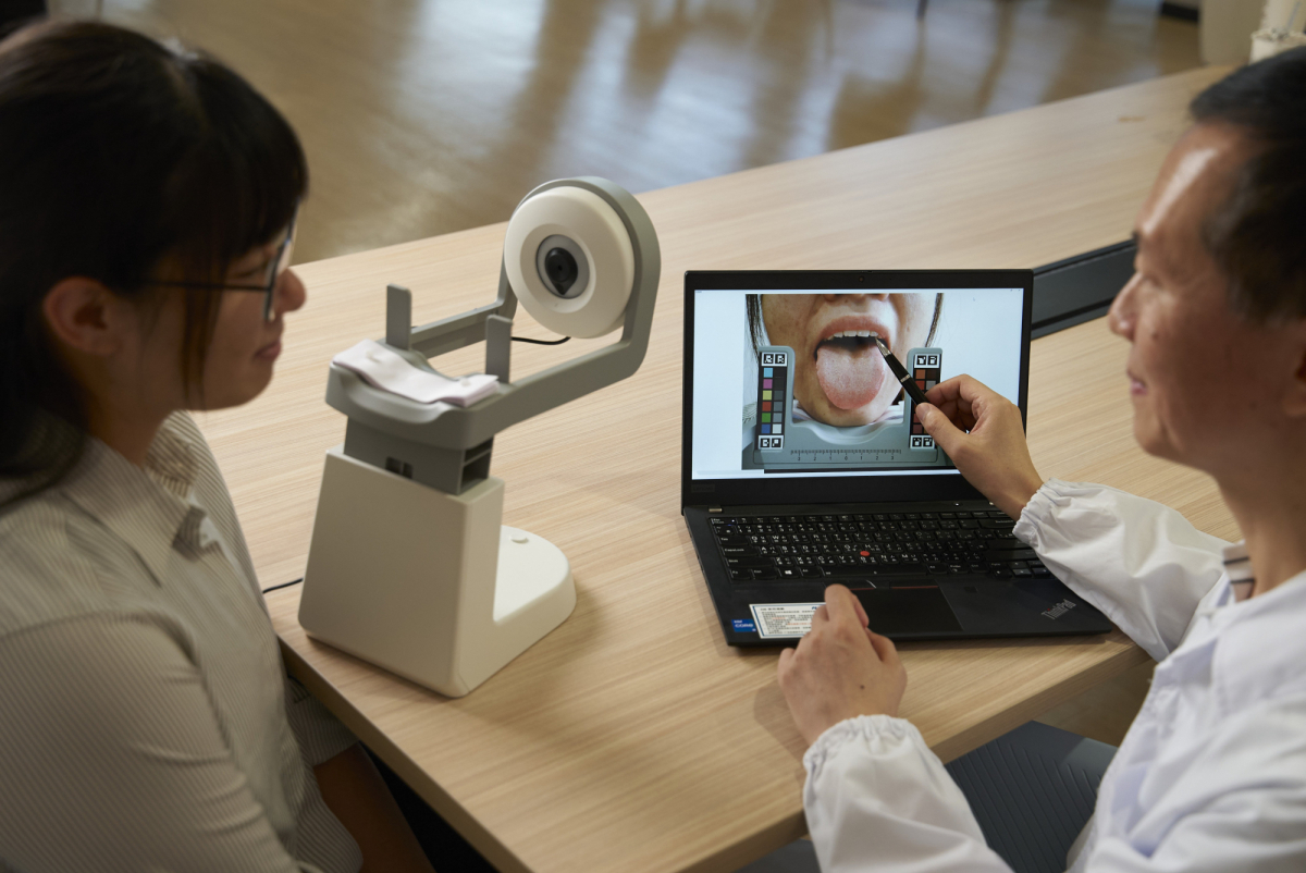 友達耘康的「舌象辨識軟體」則運用AI與大數據技術，可快速辨識舌色、舌形、苔色、苔質等特徵，顯著提升舌象辨識效率，優化檢測流程。