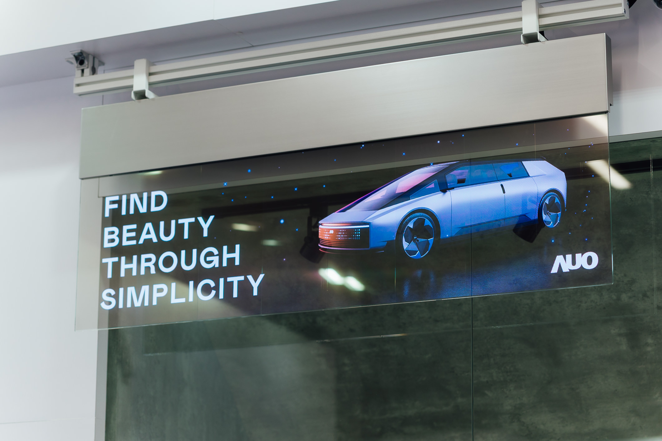 具备高亮度透明感的54吋透明Micro LED智慧广告牌，可无限拼接不同尺寸，营造出兼具科技感与美学的沉浸式氛围，适用于旗舰店、展演空间等多元场域。