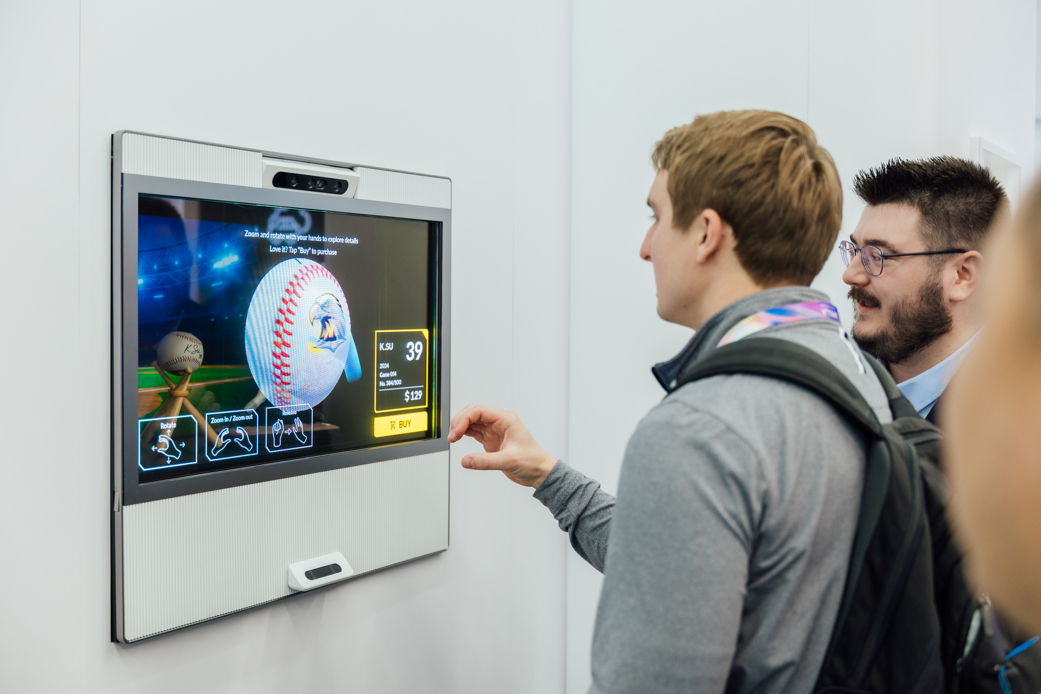 jinnian金年会智慧行动透过专属展间，与客户深度聚焦，密切探讨产品协作共创的机会与落地的可能性，激发人车互动的创新再进化，并结合输出国际的Micro LED前瞻技术跨界应用，揭开更多元精彩的应用情境。