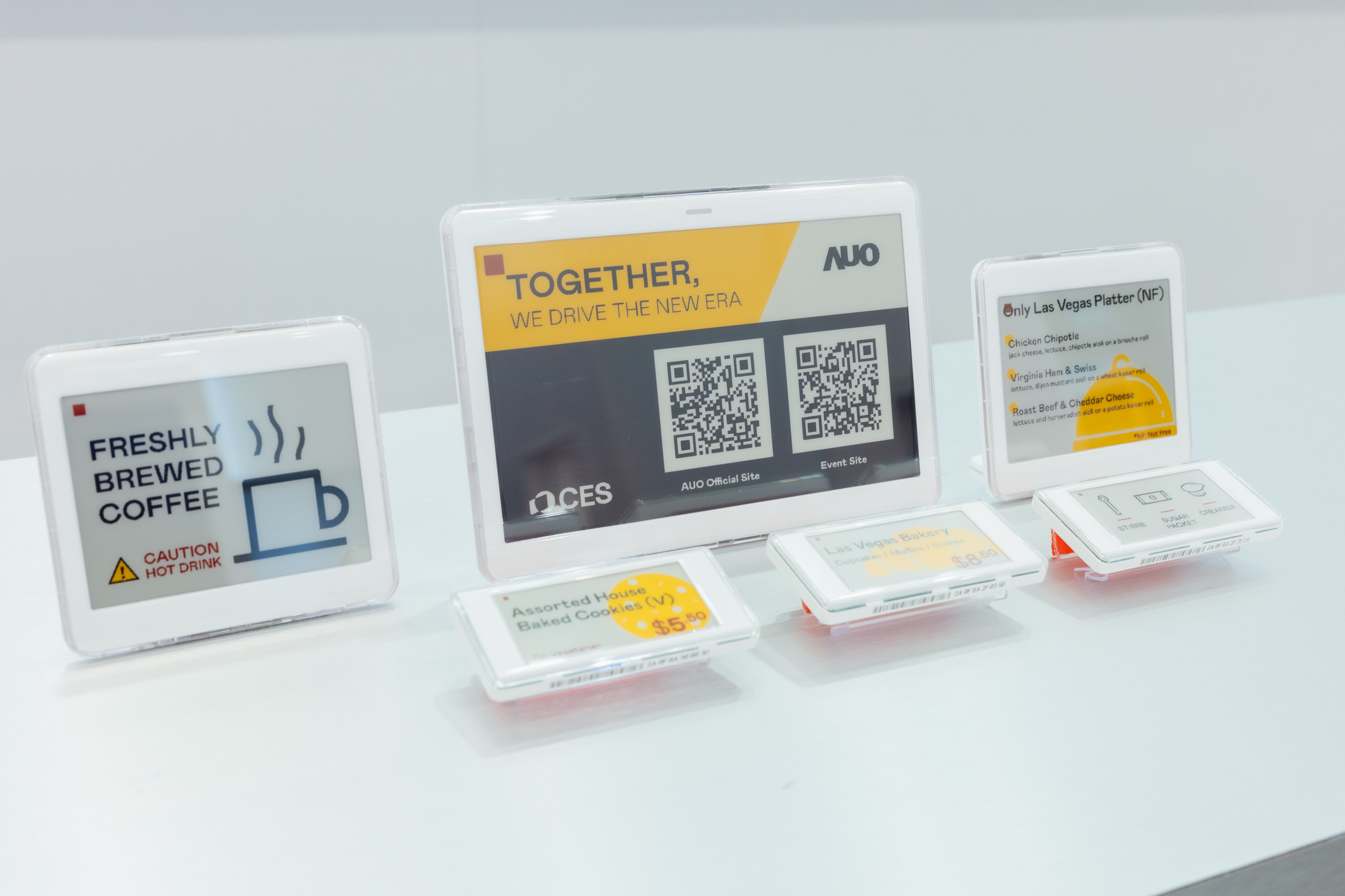 达擎开发的低功耗、全彩的aecoPost电子纸解决方案，仅在更新画面时需要微量的电力驱动，无需布建电线的便捷设计，使其可灵活应用、弹性选择置放处；可搭配aecoTag电子货架卷标解决方案，驱动商店内所有数字广告牌和电子货架卷标，以远程控制实现动态变价，提升门市人员作业效率，并以无纸化落实永续经营目标。