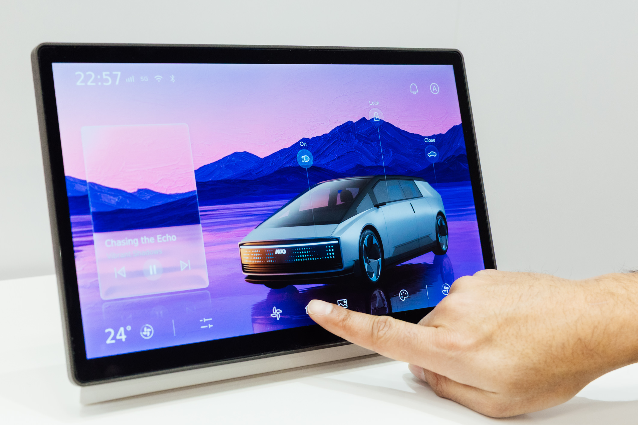 将先进抗反光技术导入于CID中控台呈现全时可视效果，并支持与座舱环境完美融合，带来清晰且不干扰的驾驶与座舱操作体验，兼容座舱质感与行车安全。